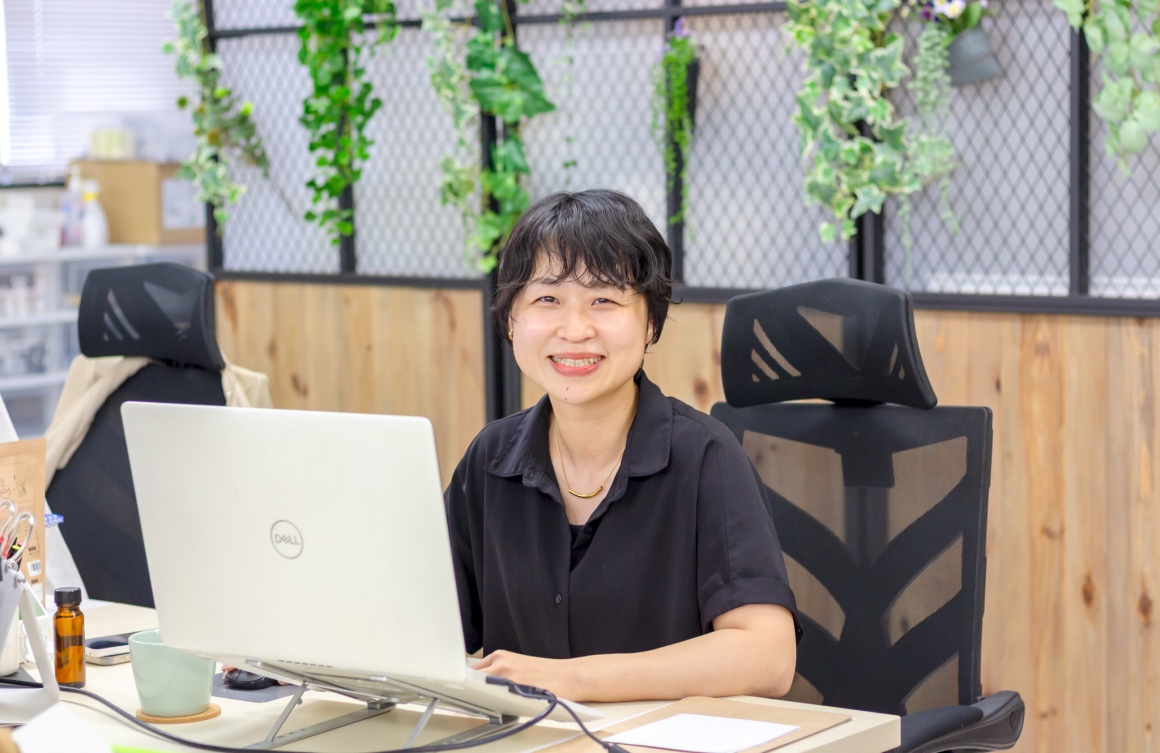 お客様のサプリメントづくりをサポートする仕事。チームを越えて協力し、前向きに仕事に取り組む会社です