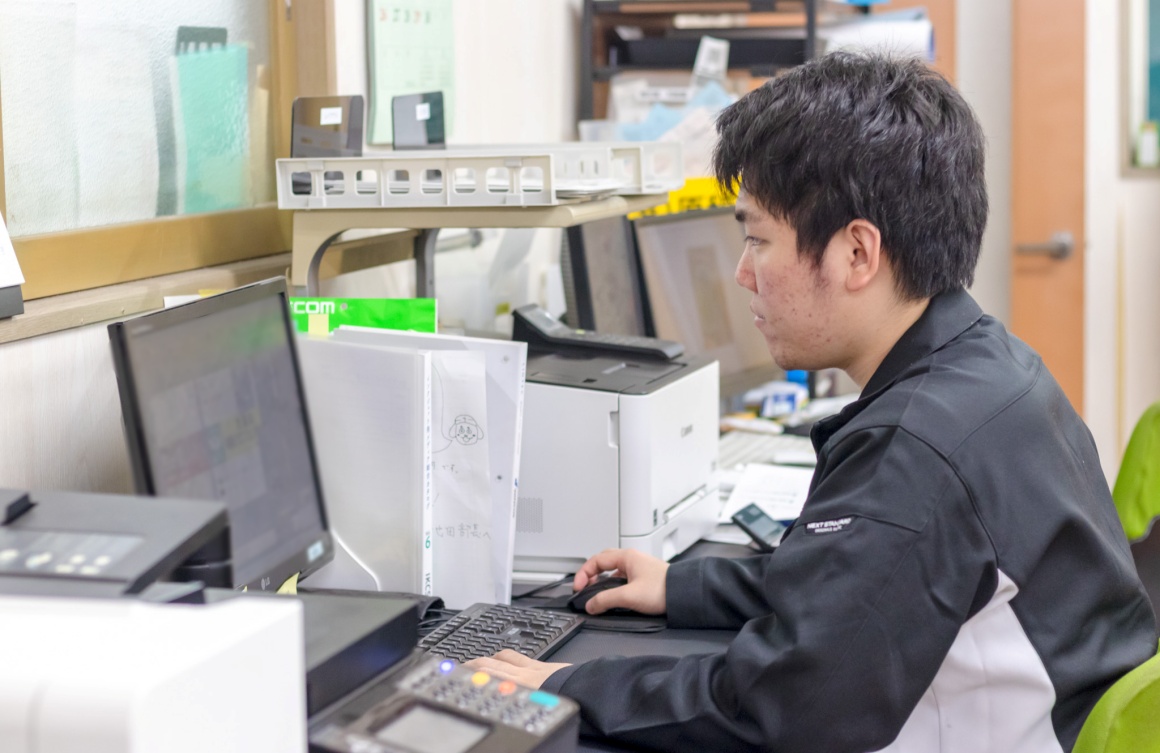 看板のデザインや製作、取り付けを担当します