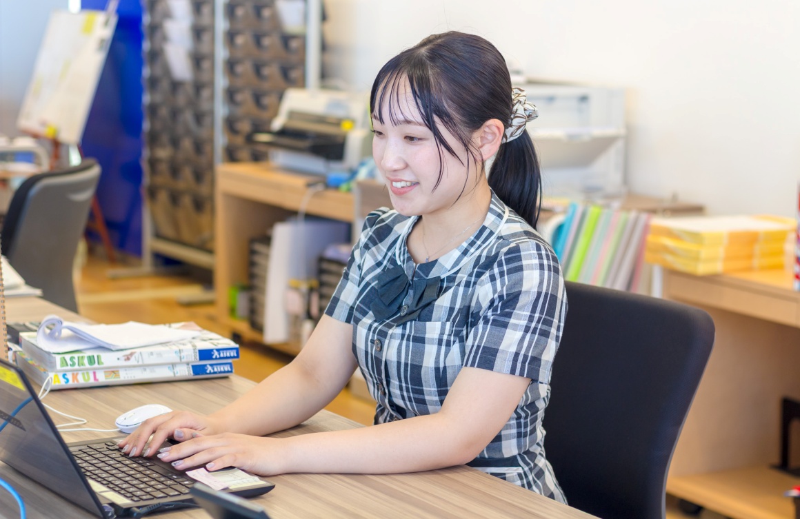店舗の事務および受付を担当します