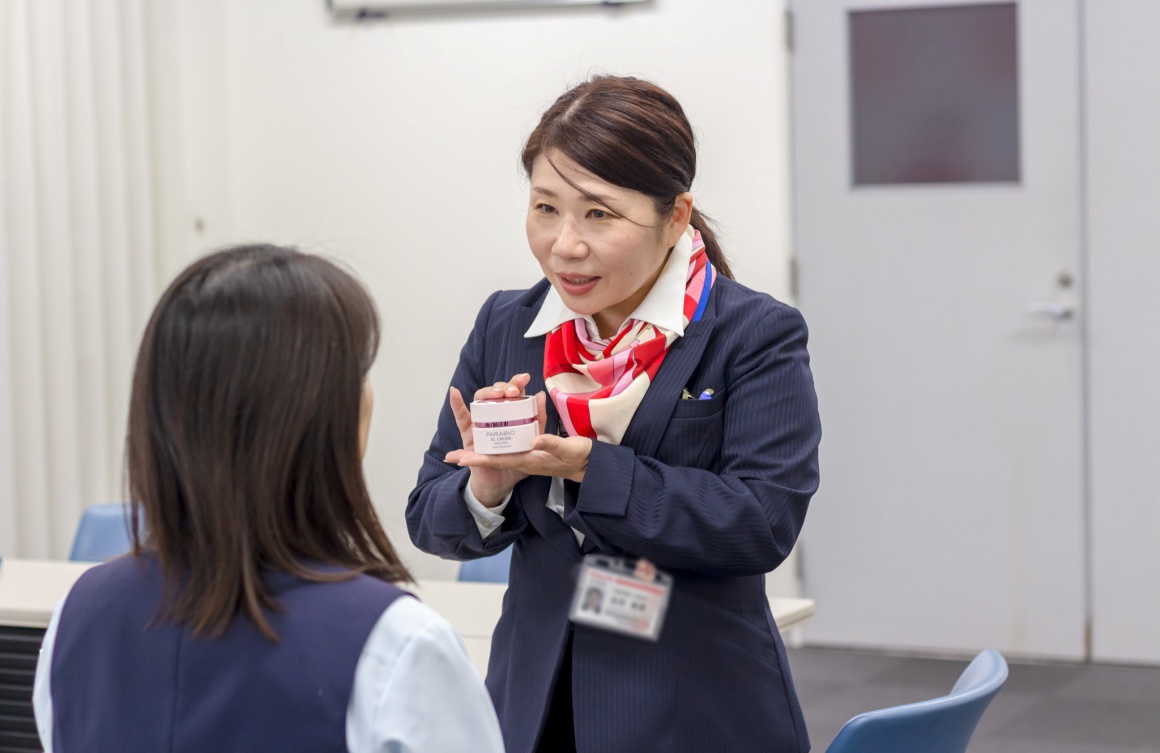 化粧品や美容に関する知識を伝える仕事です