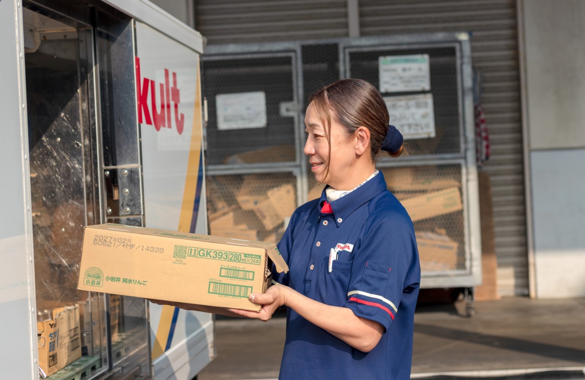 スーパーや自動販売機などに商品を補充する仕事です