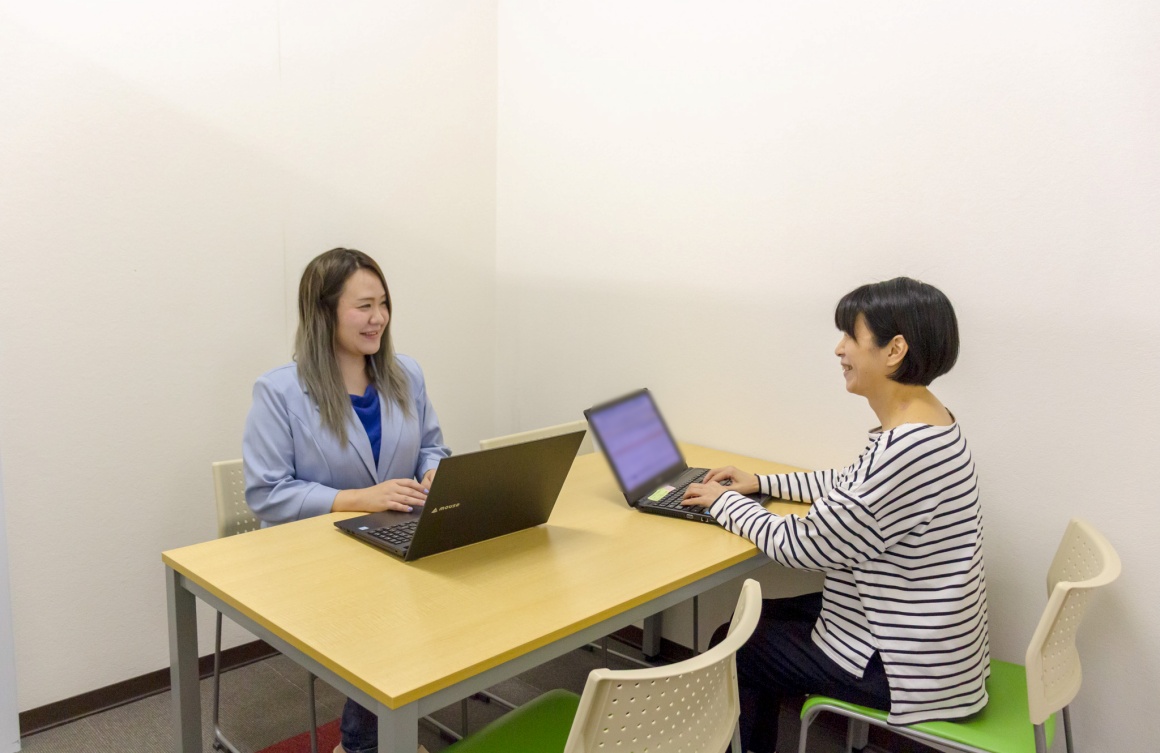 動画やロールプレイングなどの研修を用意しています