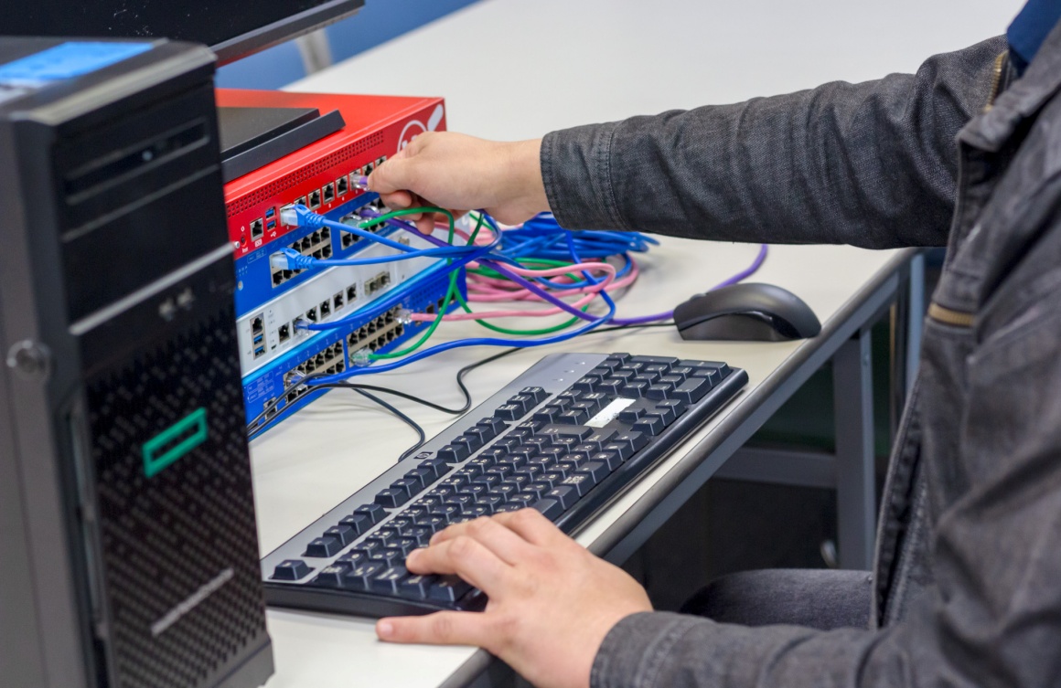 ネットワークなどの構築や保守を担当します