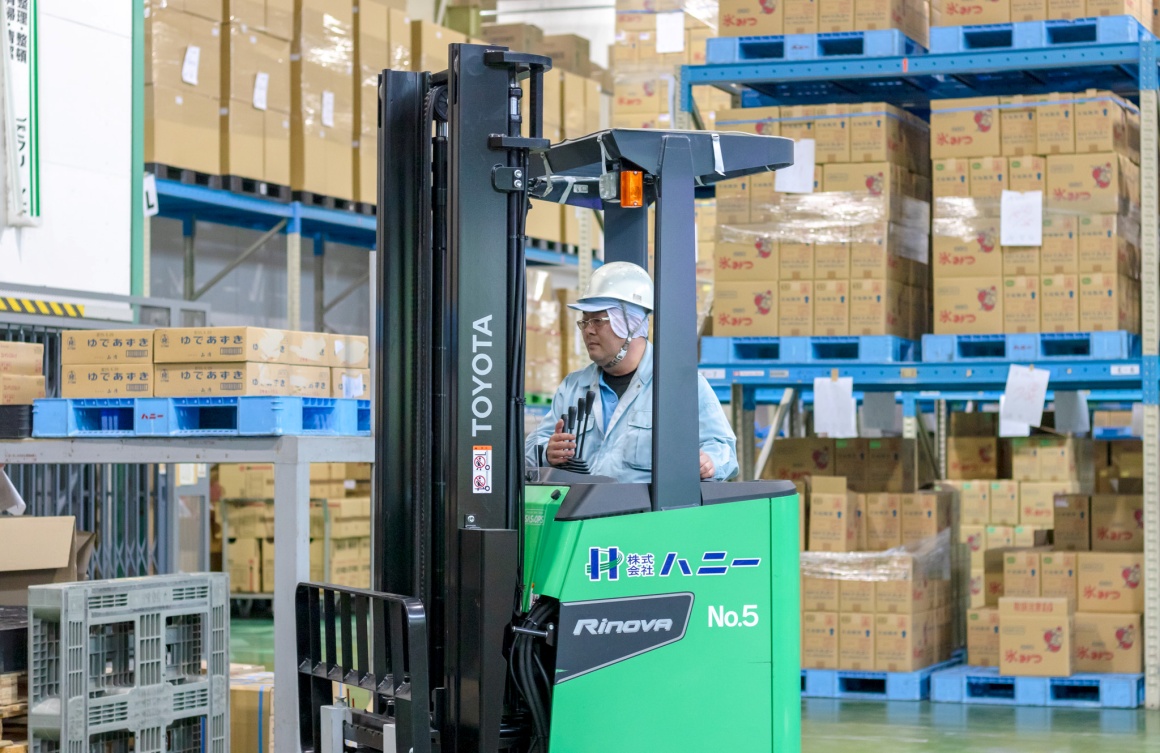 大型トラックでの運搬と出荷作業を担当します