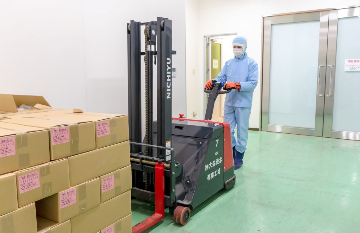 本社工場で研修を受けた後、実務へ移行します