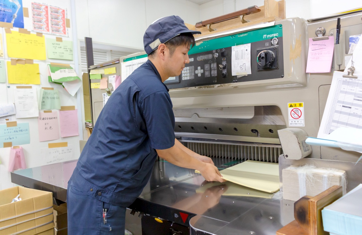 チームでチラシや広報誌、雑誌などを制作します