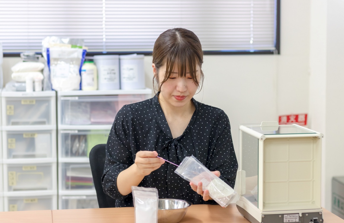 商品の試作や工場との調整を担当します