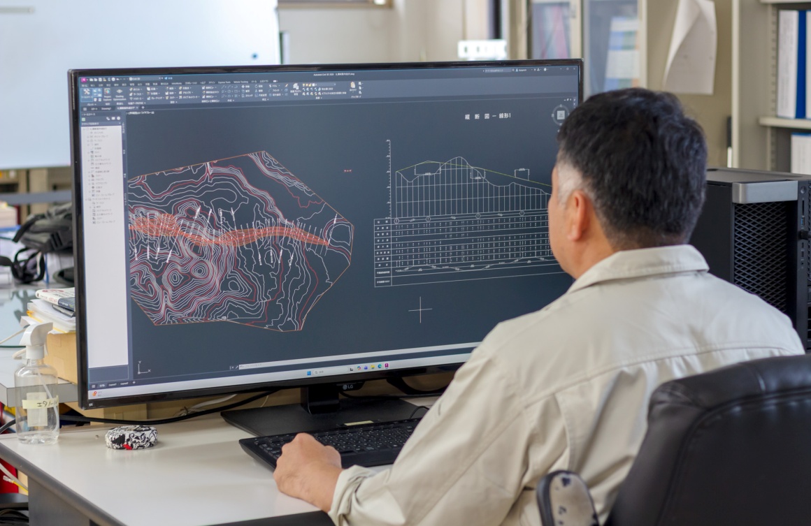道路・河川などの測量・設計を担当します