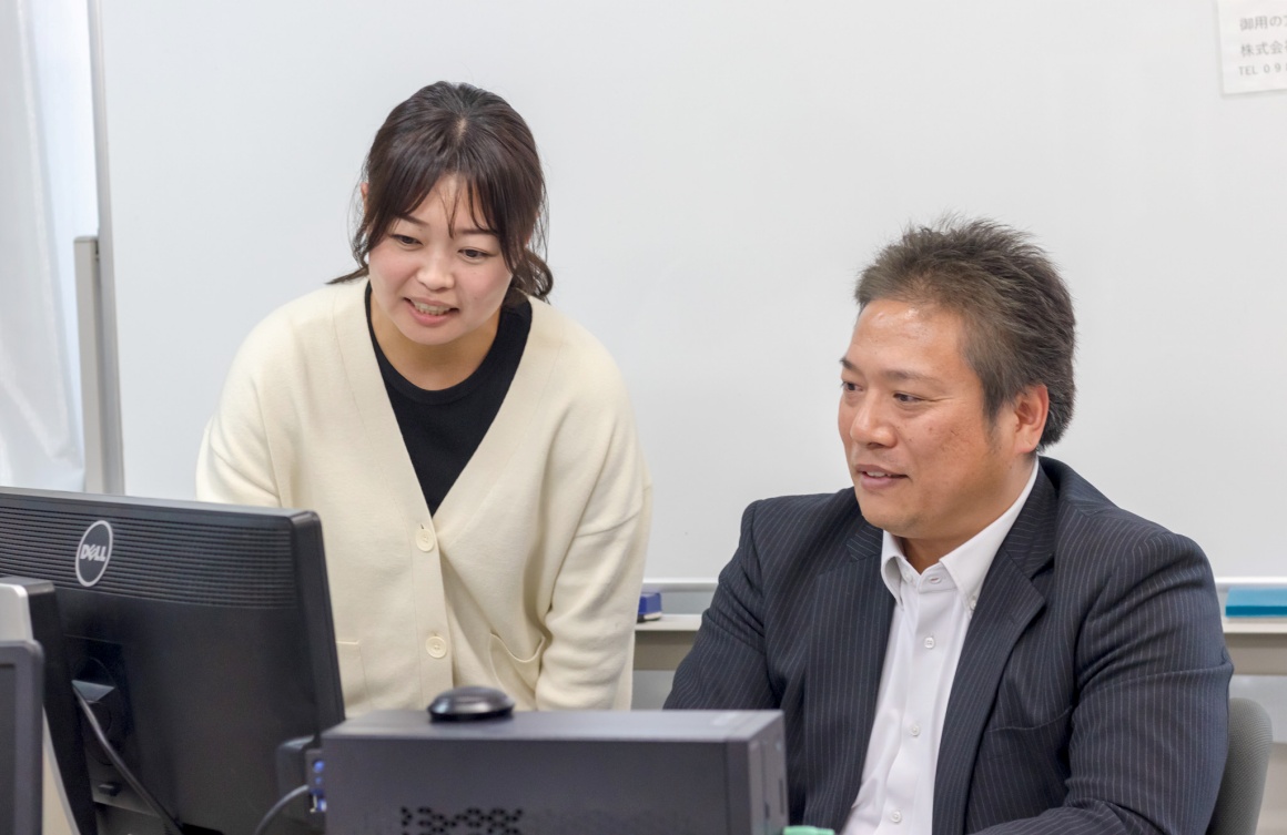 定期的に全社員が集まる時間を設けています