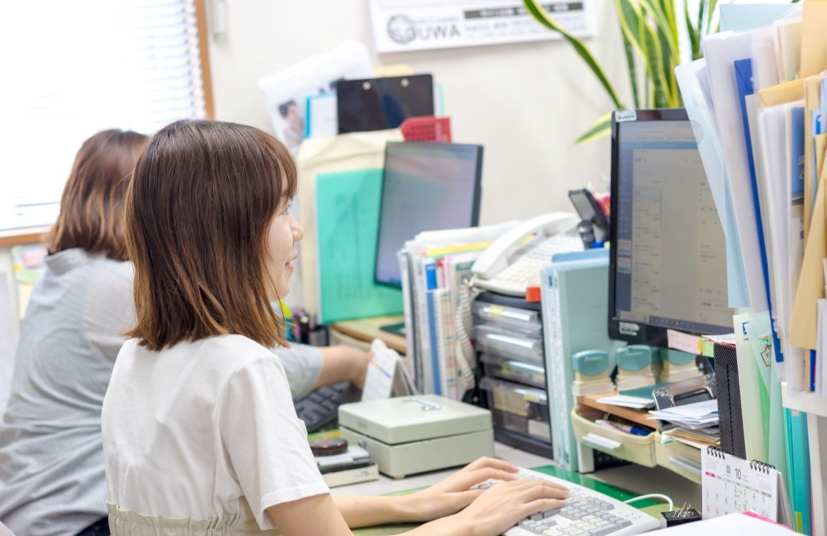 看板設置に必要な手続きや経理業務を担当します