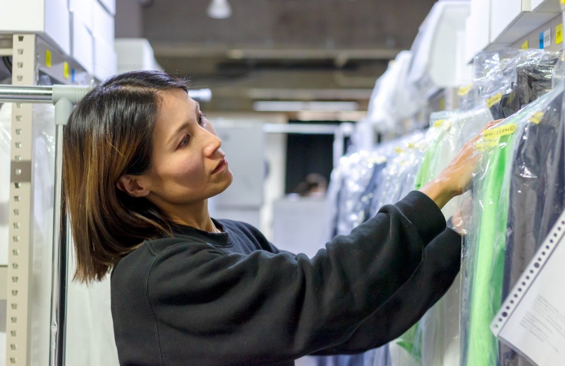 検品や梱包、問い合わせ対応などを行います