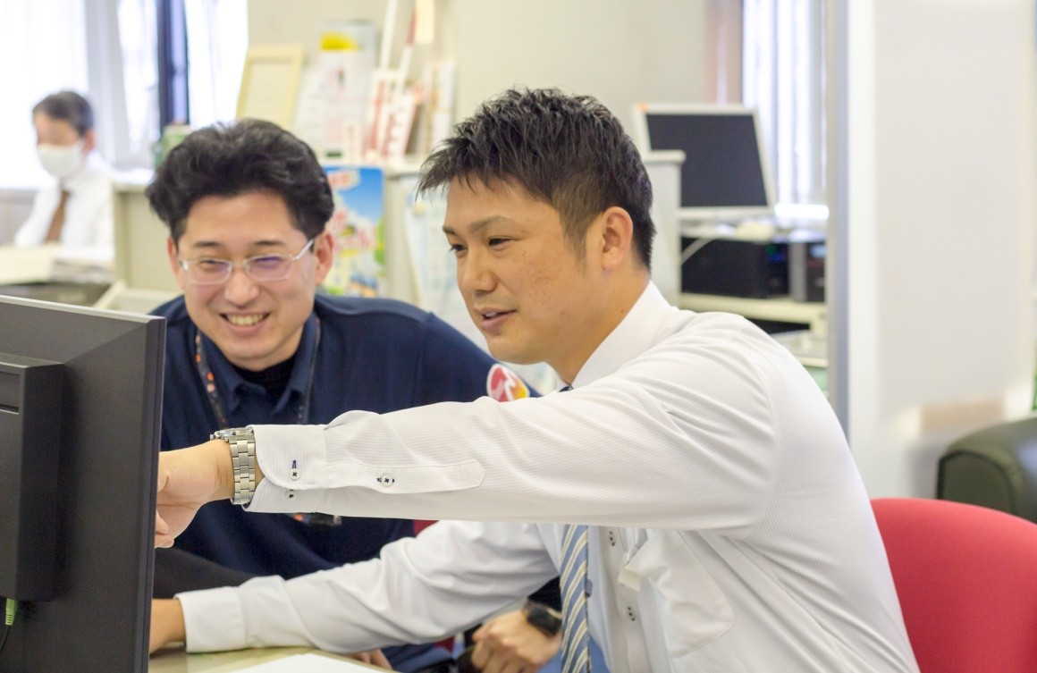 先輩スタッフにコツを教わりながら進めます
