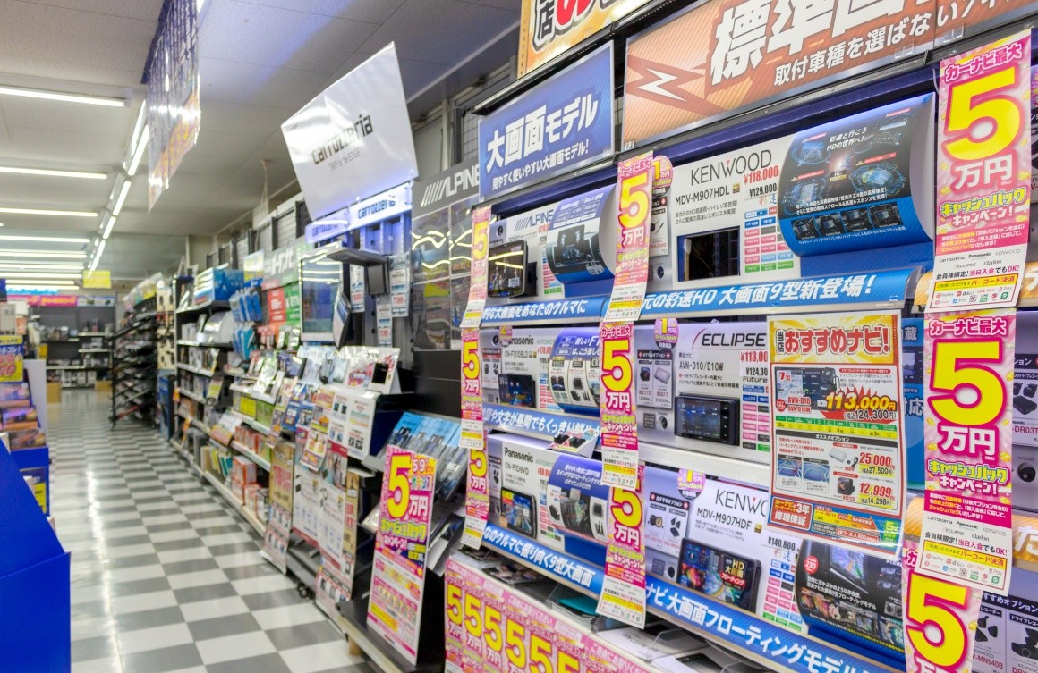 レジ担当と販売担当に分かれて店舗を運営しています