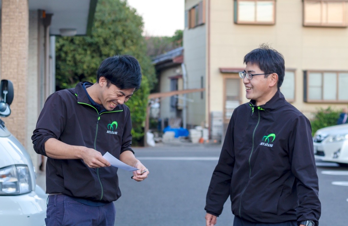 スタッフ同士で情報交換をしています
