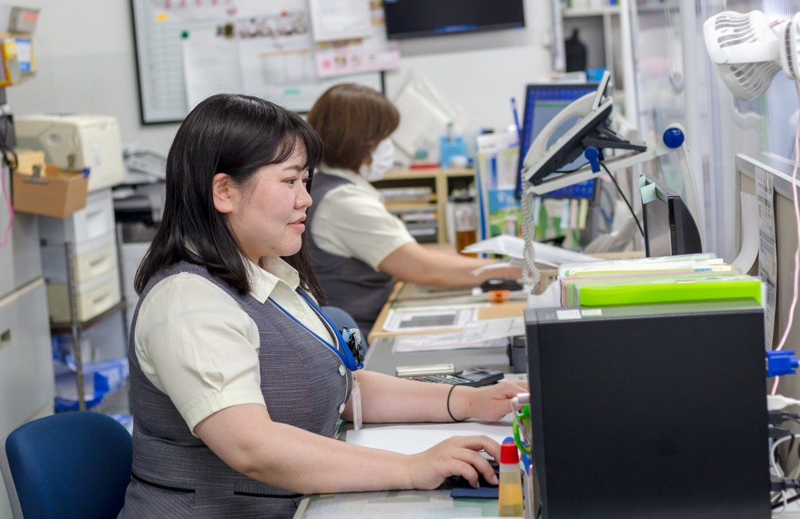 事務業務や店舗での接客を担当します